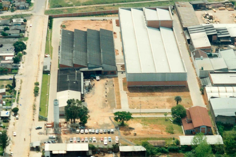 Em 1989 inicia a produ��o de cilindros de roda para caminh�es e ocorre a mudan�a para sede atual localizada no bairro Vicentina em S�o Leopoldo.